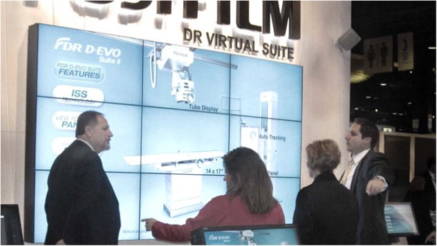 4 Attendees at Tradeshow view the Fujifilm Doctor Virtual Suite